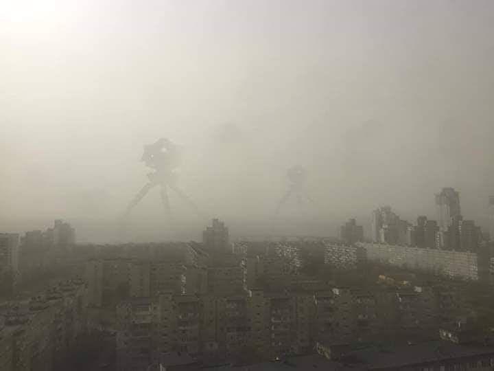 Монстры атакуют: появились впечатляющие фотожабы с окутанным густым смогом Киевом. ФОТО