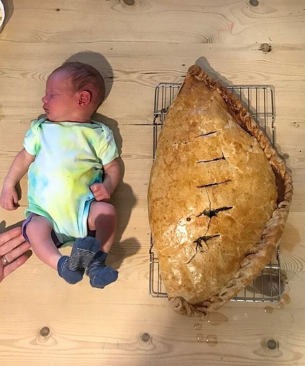 Счастливый отец в честь рождения сына испек пирожок размером с ребенка. ФОТО