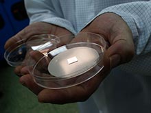 Ученые смогут вмонтировать прибор ночного виденья в контактную линзу