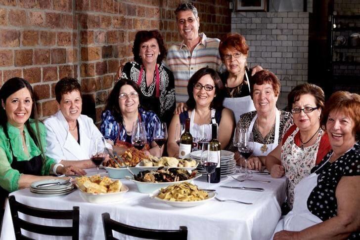 Вкусно как у бабули: ресторан, нанял бабушек разных национальностей, чтобы готовить домашнюю еду. ФОТО