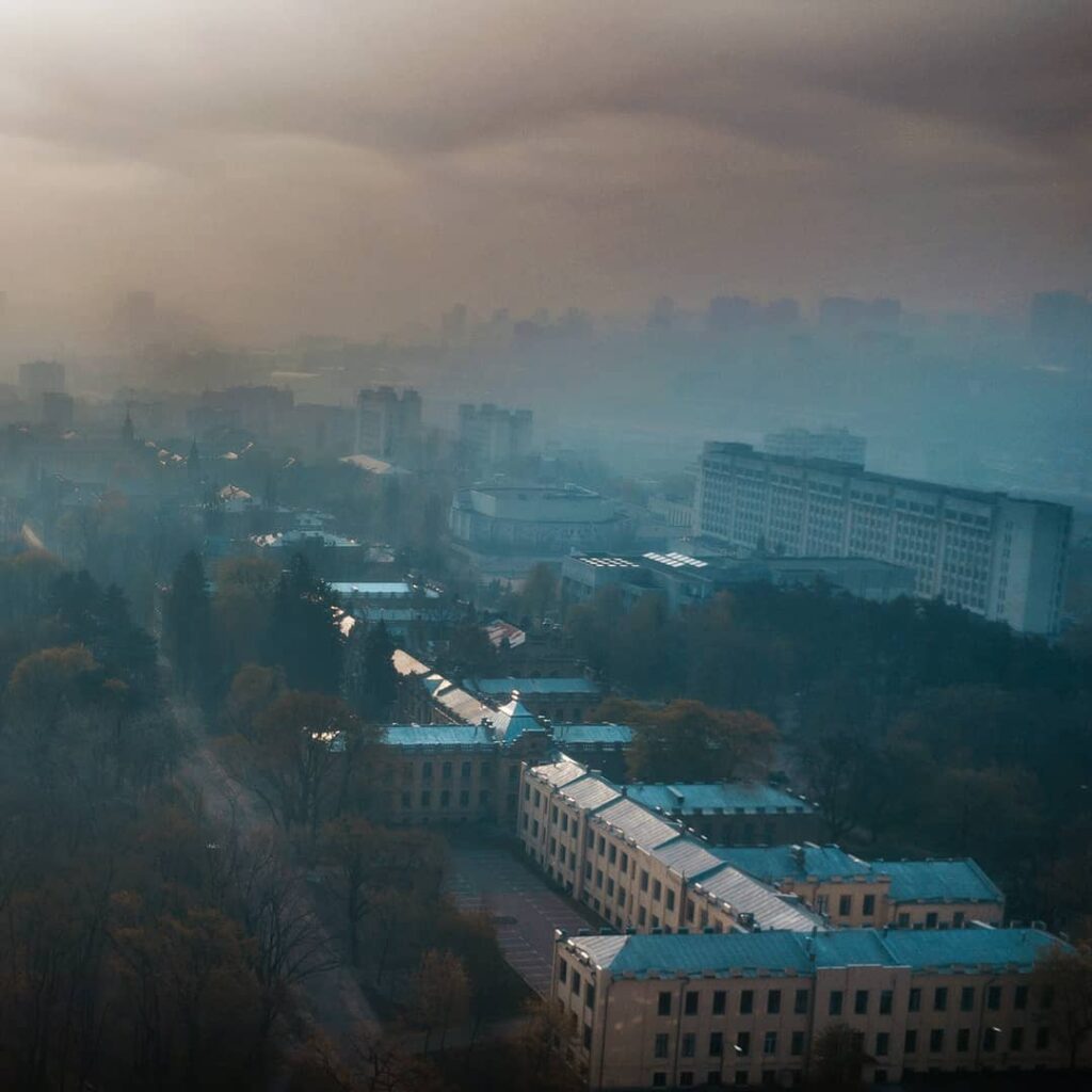 Окутанный смогом Киев во впечатляющих снимках. ФОТО