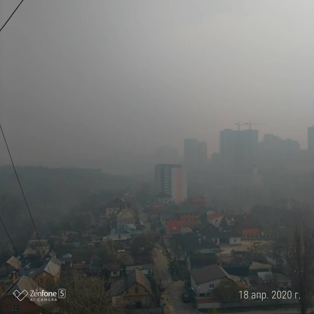 Окутанный смогом Киев во впечатляющих снимках. ФОТО