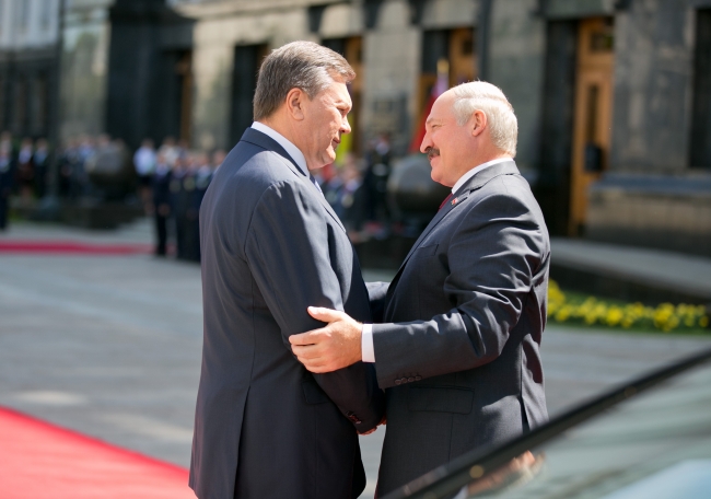 Лукашенко по-дружески посоветовал Януковичу "принести себя в жертву"