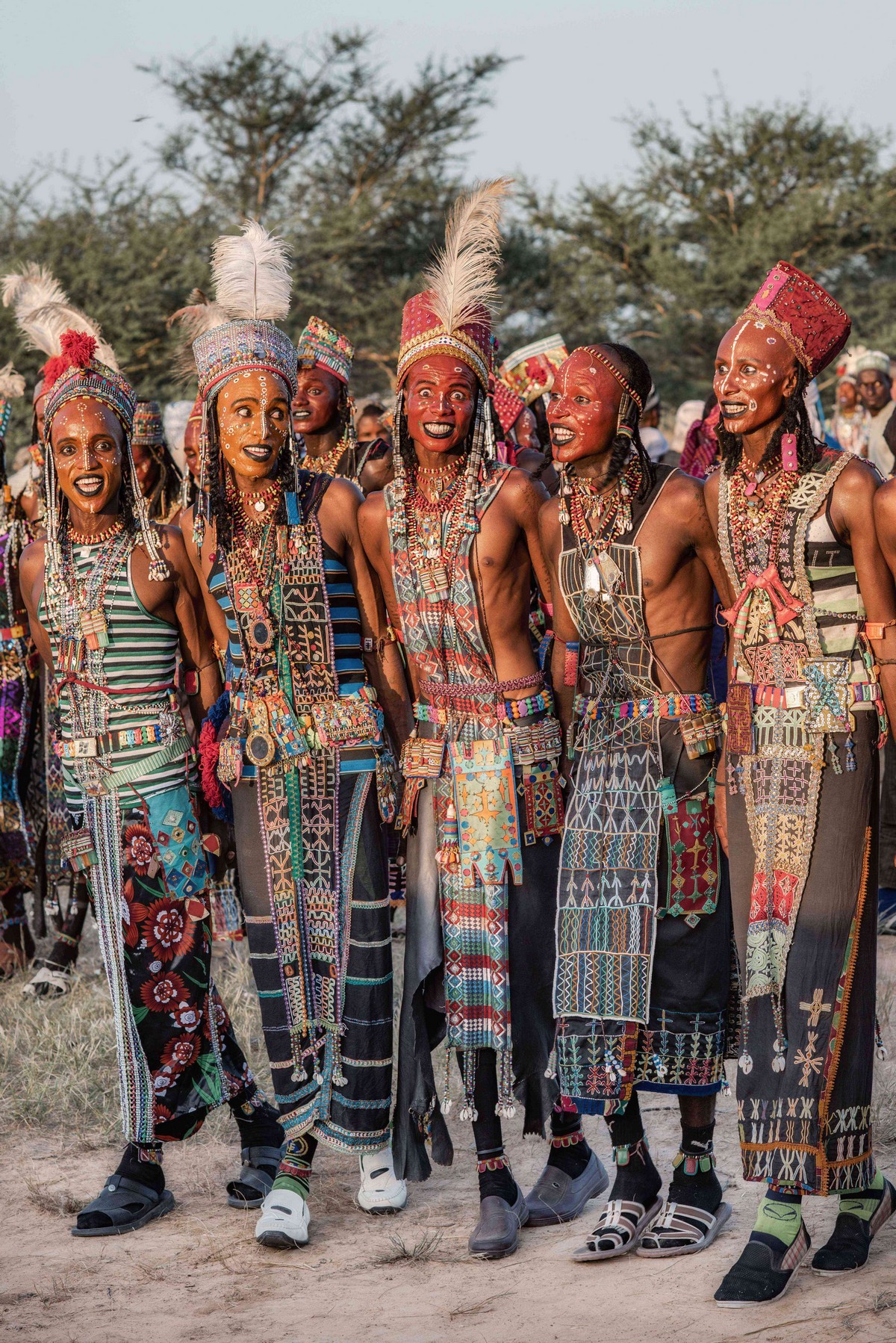 Мужчины племени Водабе делают прическу и макияж, чтобы впечатлить дам