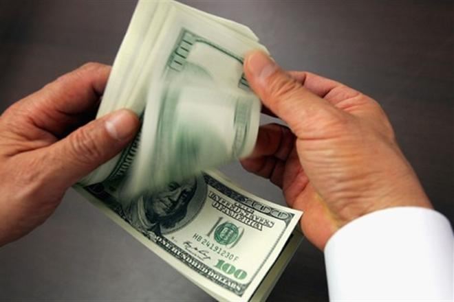 В обменниках доллар дешевеет, на межбанке – дорожает