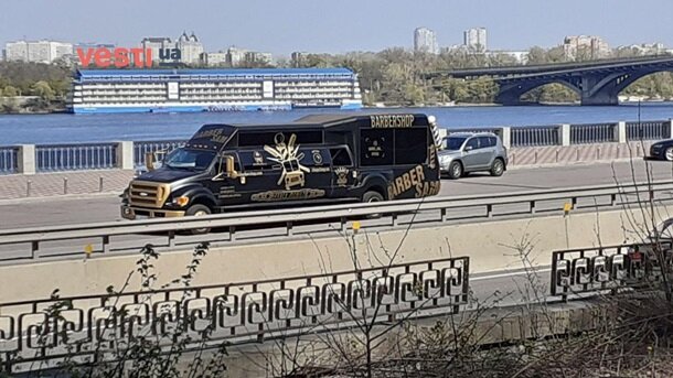 В Киеве заметили модный барбершоп на колесах. ФОТО