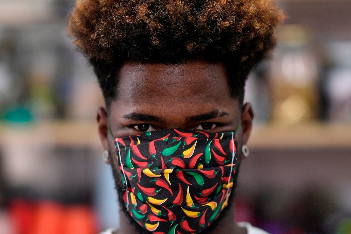 Люди разных в масках на улицах городов мира