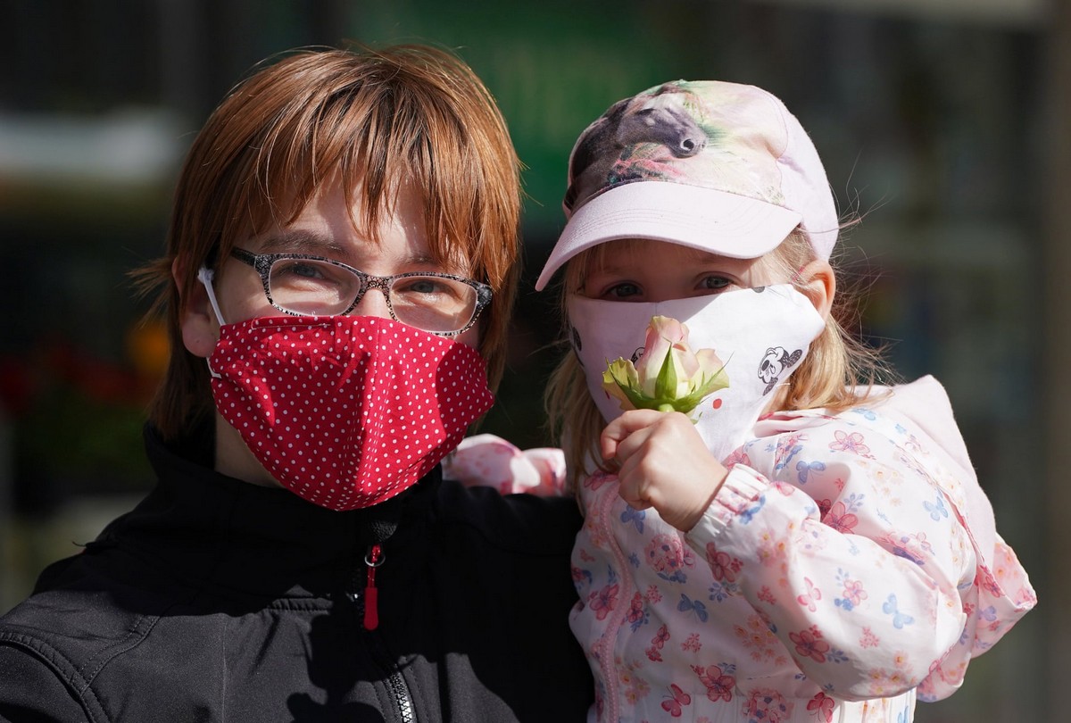 Люди разных в масках на улицах городов мира