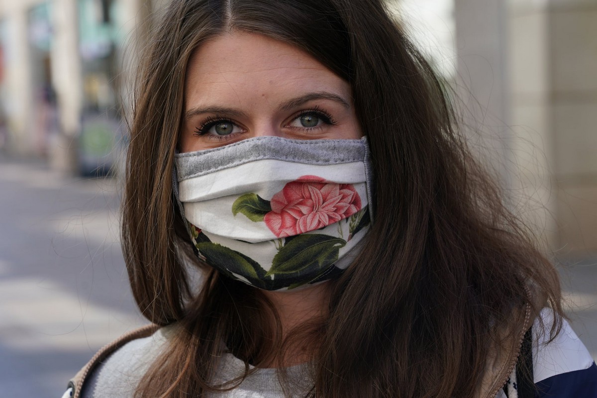 Люди разных в масках на улицах городов мира