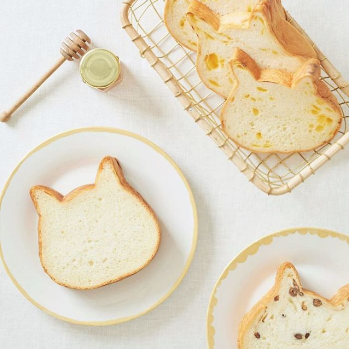 В японской булочной готовят хлеб в форме кошек