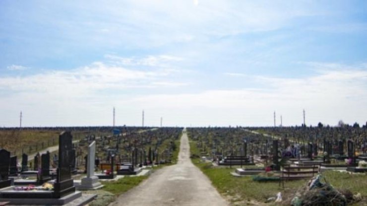 В Ривне на заборе кладбища застряла 70-летняя старушка