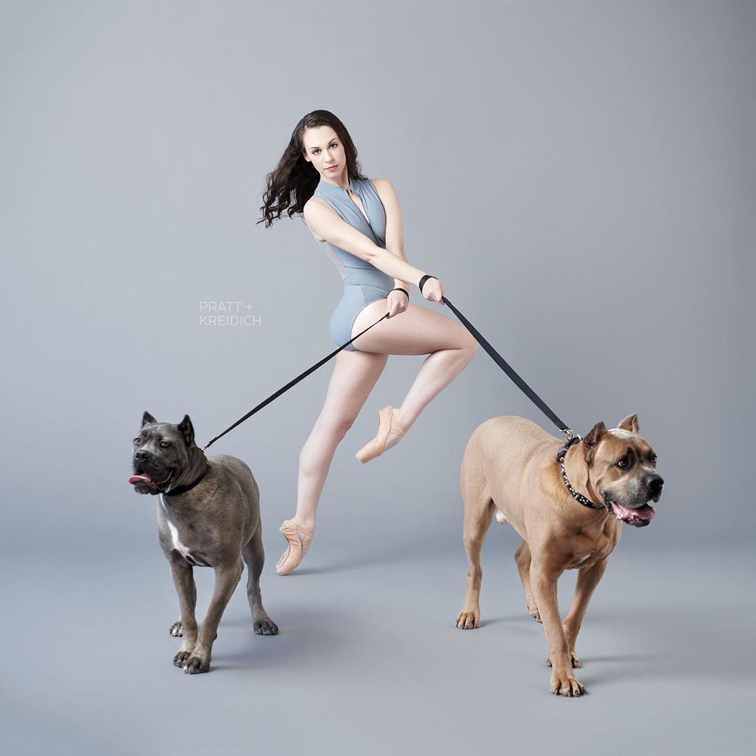 Снимки танцоров с собаками в фотопроекте