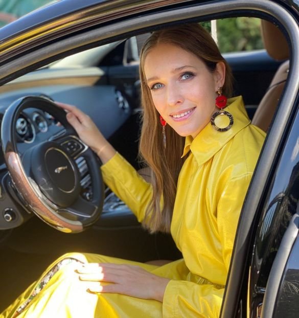 В лимонном плаще и за рулем автомобиля: Катя Осадчая позировала в ярком весеннем луке