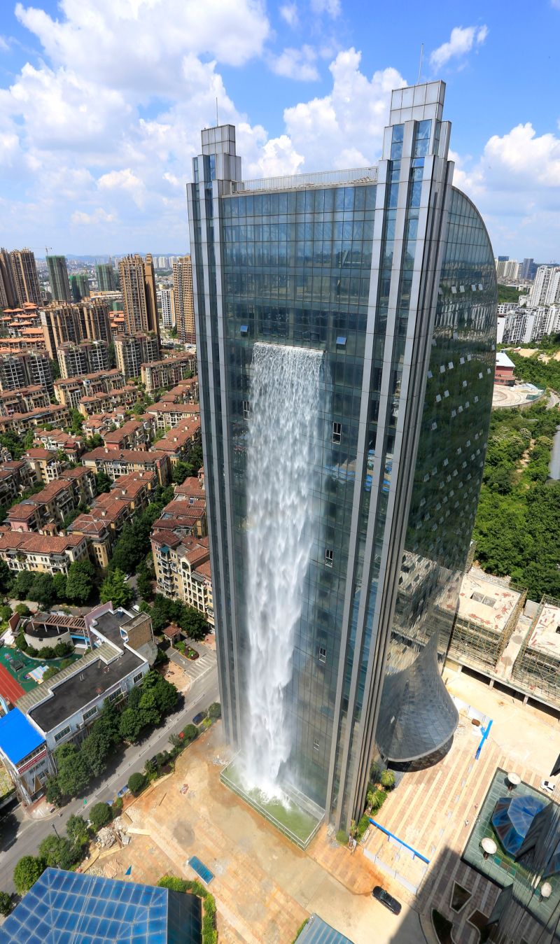 Искусственный водопад на стене китайского небоскреба