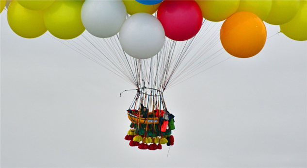 Мужчина на связке воздушных шаров пролетел более 300 километров. ФОТО