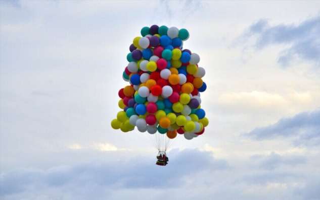 Мужчина на связке воздушных шаров пролетел более 300 километров. ФОТО