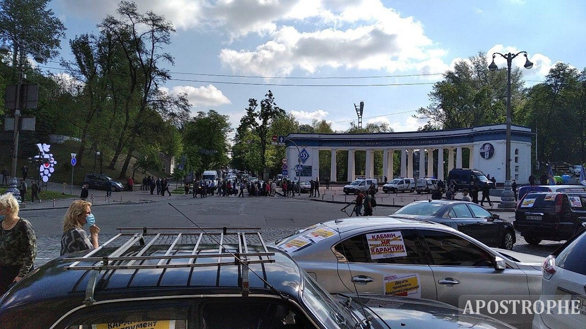 Митингующие против карантина в Киеве начали перекрывать улицы. ВИДЕО