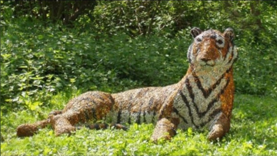 Полицейские ловили тигра, а он оказался 20-летней скульптурой