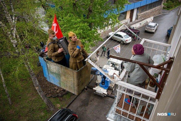 Шизофрения с гармошкой: сети повеселили фото акции к 9 мая в России. ФОТО