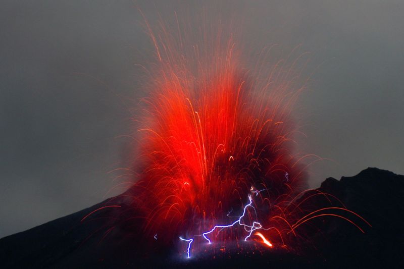 Молнии над возмущающимся вулканом Сакурадзима