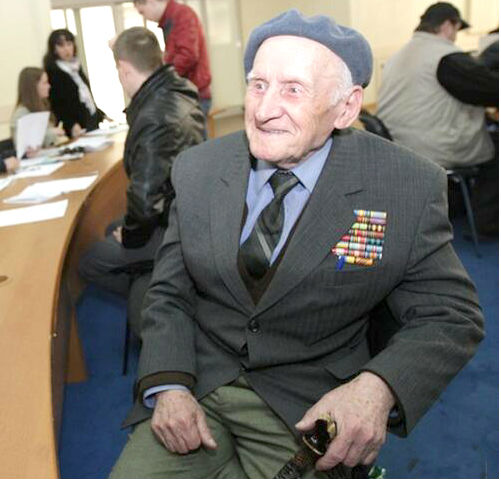 В Национальную самооборону пришел записываться 92-летний ветеран войны 