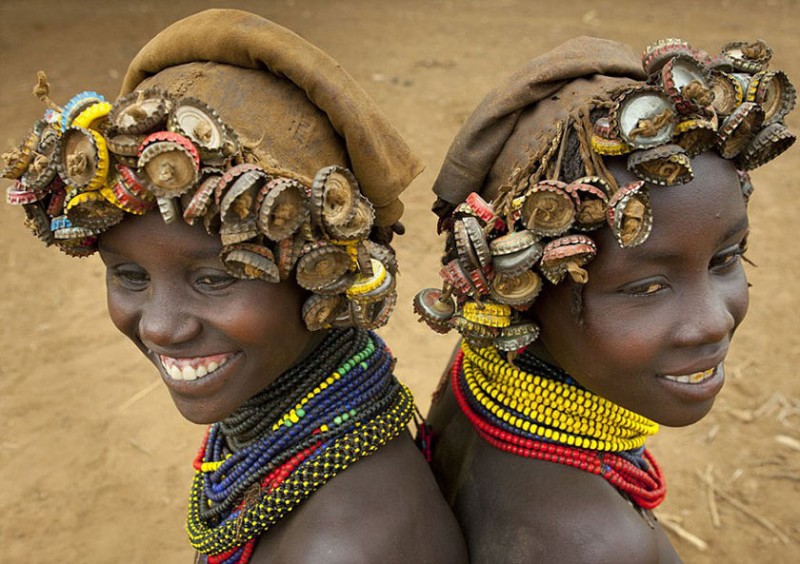 Как украшают себя мусором племена в Эфиопии