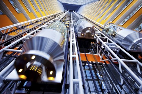 Компания Hitachi начала монтаж самых быстрых в мире лифтов, развивающих скорость 1200 метров в минуту