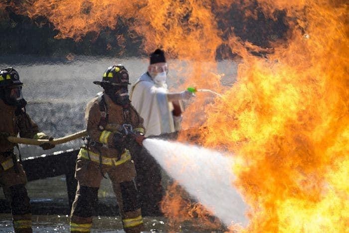 Священник в США благославлял прихожан из водяного пистолета и стал звездой соцсетей. ФОТО