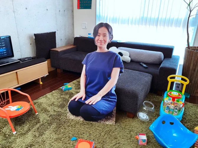 Японка решила успокоить ребенка своей картонной копией