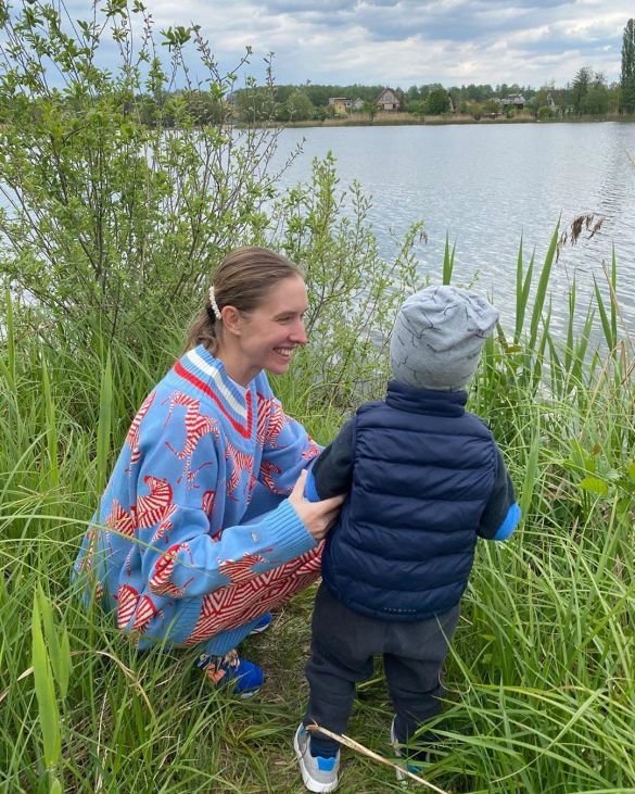 В пуловере с принтом зебр и без макияжа: Катя Осадчая с сыном и мужем отдохнула на природе. ФОТО