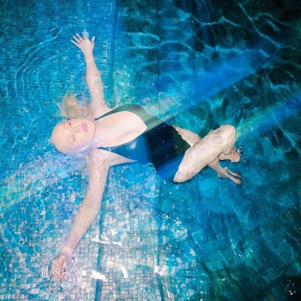 Кристина Агилера показала, как ночью плавала в бассейне