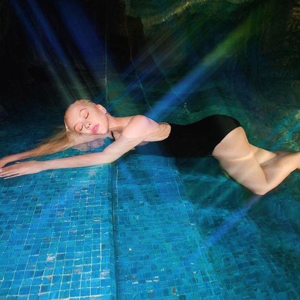Кристина Агилера показала, как ночью плавала в бассейне