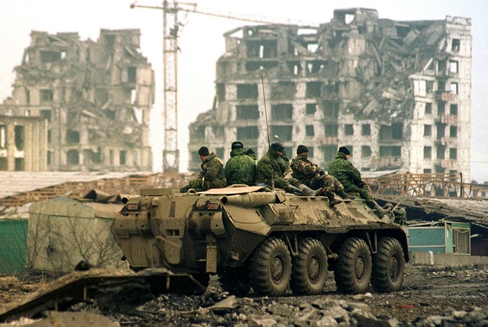 Зачем советские солдаты ездили на танках и БТР сидя на броне
