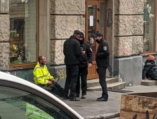 Сеть насмешил бомж, разгуливающий по Львову с винтовкой под мышкой. ФОТО