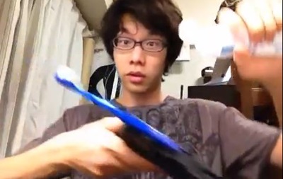 Японец стал новым героем YouTube, когда почистил зубы пистолетом и автоматом