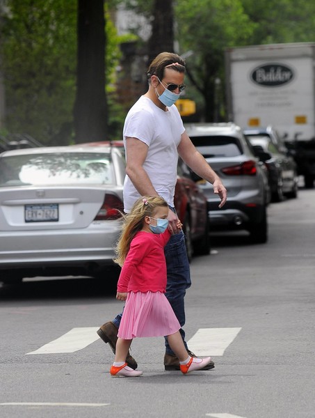 Ради 3-летней дочки Брэдли Купер вышел на улицу с розовым ободком на голове. ФОТО