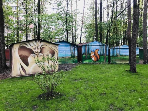 Под Киевом художники оригинально разрисовали гаражи на пустыре. ФОТО