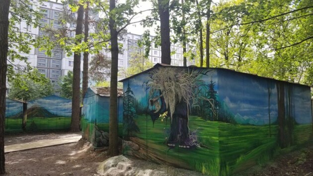Под Киевом художники оригинально разрисовали гаражи на пустыре. ФОТО