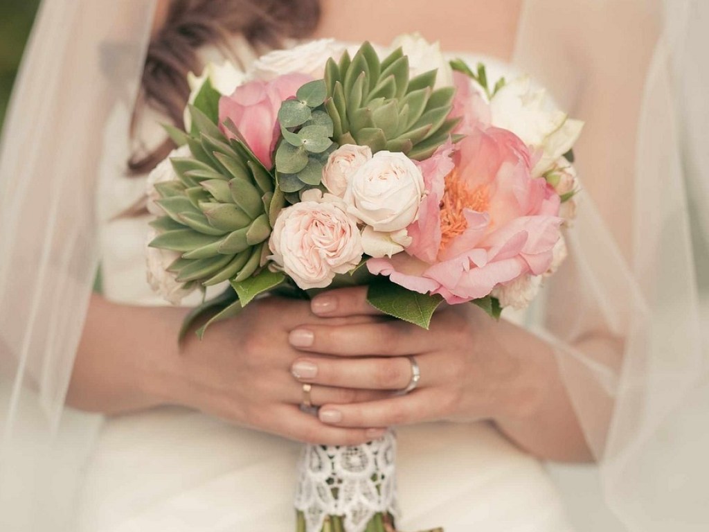 Жених, невеста и 40 гостей были без одежды: в Великобритании устроили обнаженную свадьбу