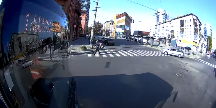 Город под нестандартным ракурсом: в Днепре сняли клип на крыше троллейбуса (Видео)