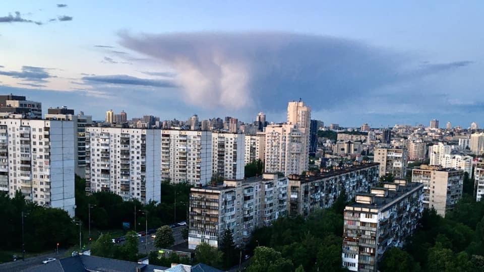 В небе над Киевом видели необычное явление. ФОТО