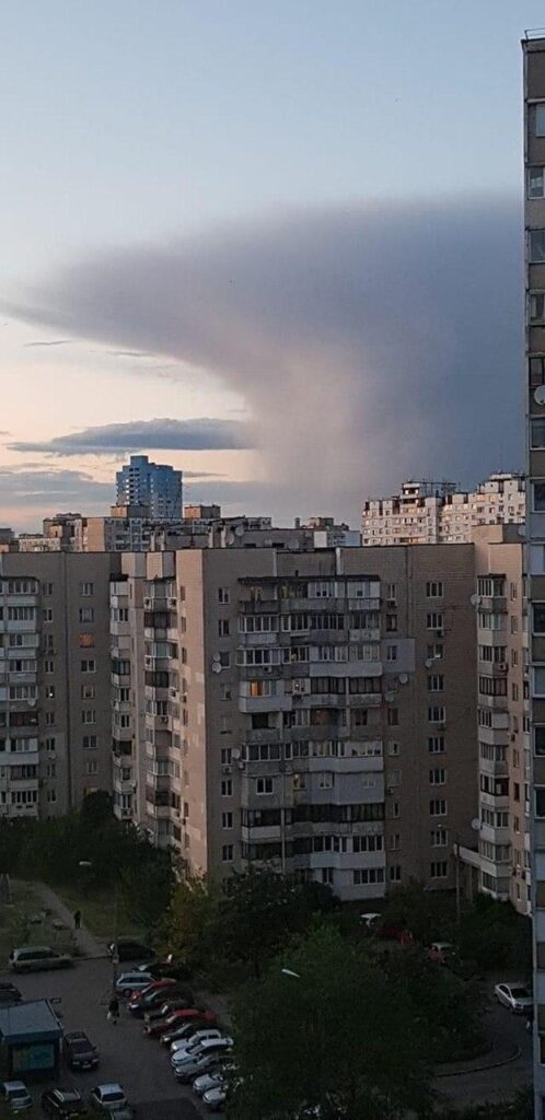 В небе над Киевом видели необычное явление. ФОТО