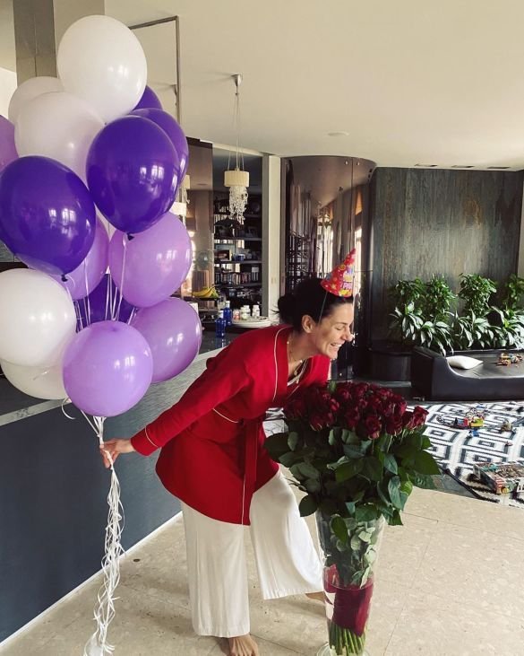 В пижаме и с охапкой роз: Маша Ефросинина отметила день рождения. ФОТО