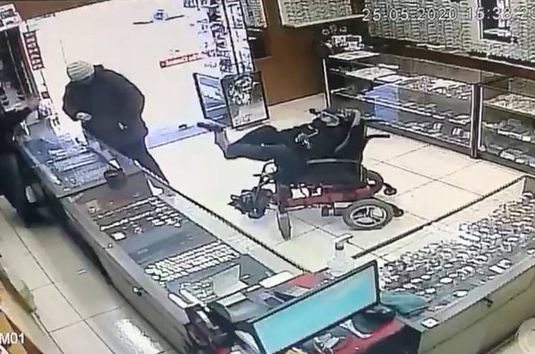 Инвалид-колясочник пытался ограбить магазин. ВИДЕО