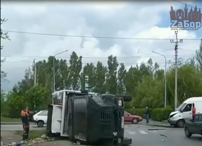 В Запорожье перевернулось авто. ВИДЕО