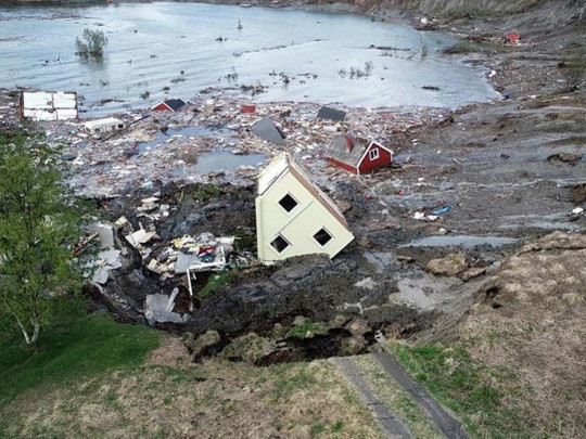 В Норвегии оползень снес в море восемь домов. ВИДЕО