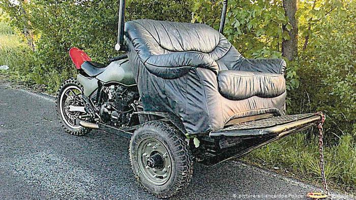 Нелегальный моторизованный диван на колесах угодил в кювет. ФОТО