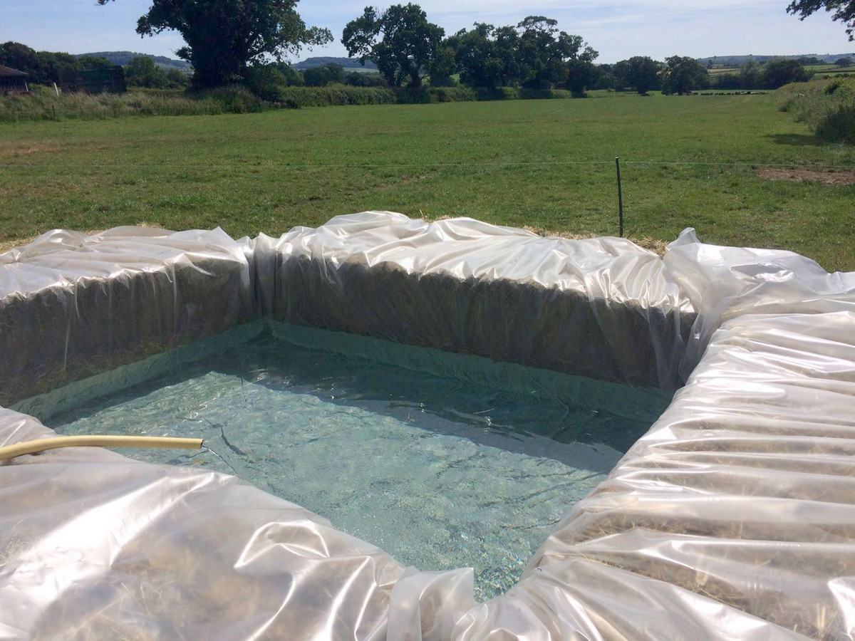 Семья построила бассейн возле дома, используя тюки сена