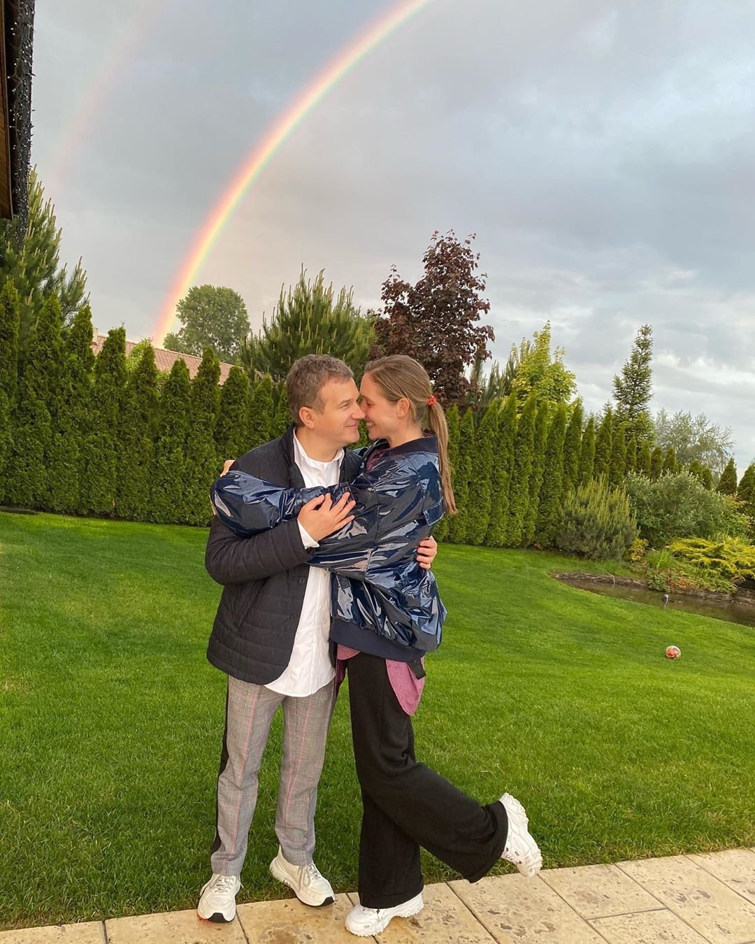 Юрий Горбунов очаровал нежным фото с Осадчей на фоне радуги