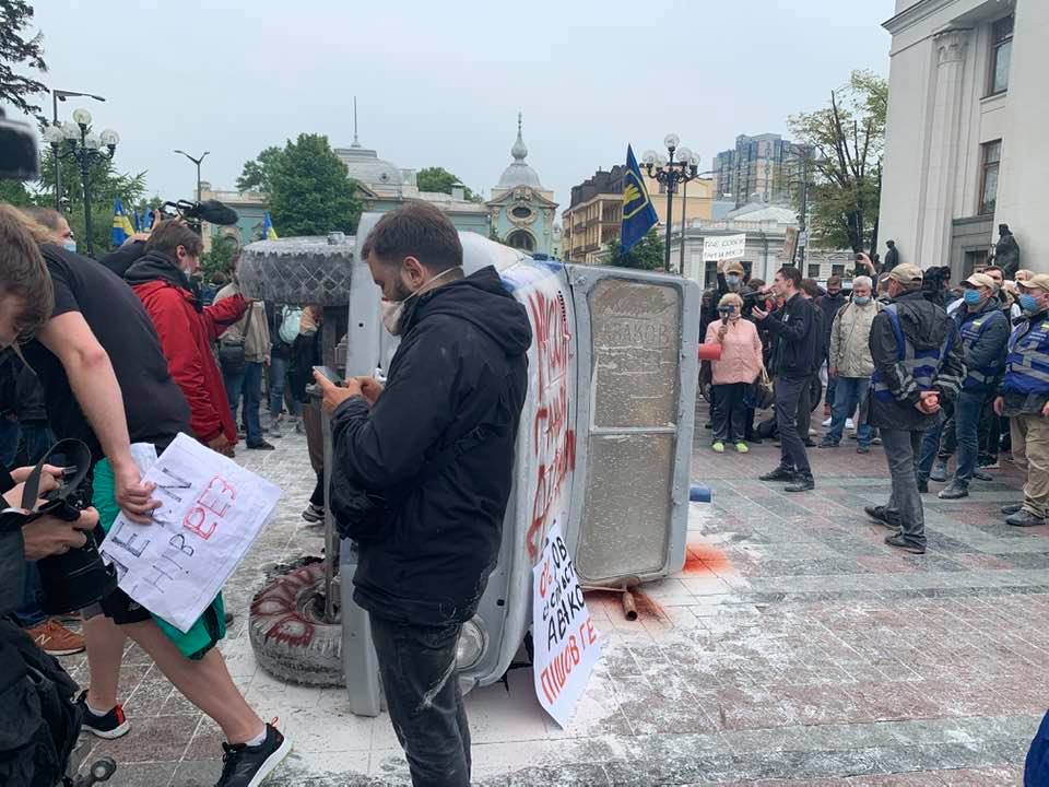 Под Верховной Радой разгорелись протесты против Авакова. ФОТО